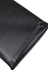 Clutch in pelle nera con finitura testurizzata, dotato di chiusura a zip e di una piccola tracolla con anello metallico per il fissaggio o il trasporto.