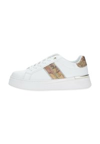 Sneaker bianco con un dettaglio testurizzato beige e oro sul retro, caratterizzato da una suola bianca spessa e lacci piatti.