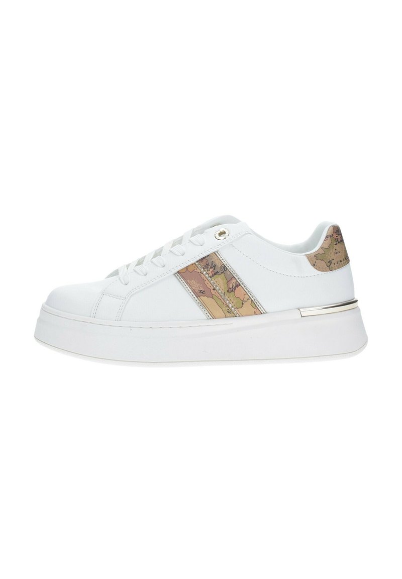 Sneaker bianco con un dettaglio testurizzato beige e oro sul retro, caratterizzato da una suola bianca spessa e lacci piatti.