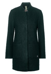 Cappotto verde scuro di lunghezza media realizzato in tessuto testurizzato; presenta un colletto alto, due tasche frontali e un dettaglio a bottone sul lato.
