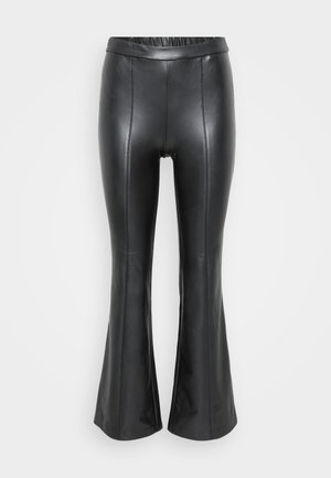 Pantaloni svasati neri in ecopelle con vita elastica, dotati di cuciture verticali e una texture liscia. Design semplice ed elegante.