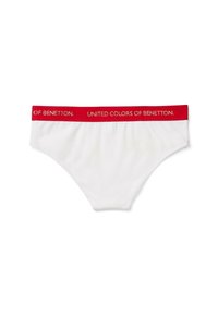 Slip da bagno in bianco per donna con una ampia fascia rossa in vita su cui è scritto "United Colors of Benetton" in bianco.