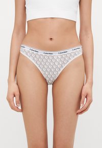 Calvin Klein undertøy i lys grå med et subtilt logo-mønster, featuring en hvit elastisk midjebånd med merke, laget av en bomullsblanding.