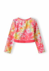 Dolg rokav, kratka majica v tie-dye vzorcu z roza, rumenimi in oranžnimi barvami. Mehka tkanina z enobarvnim roza pasom in okroglim ovratnikom.