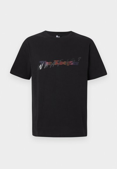 Μαύρο T-shirt με κοντά μανίκια και πολύχρωμο, μερικώς κρυμμένο κείμενο που γράφει "ΤΙ είναι;" στο στήθος.