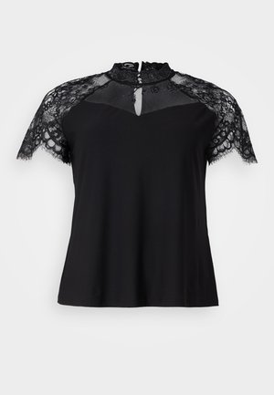 Haut noir avec un col en dentelle haut et des manches courtes en dentelle, doté d'un détail en forme de trou de serrure au niveau du décolleté et d'un corps en tissu lisse.