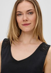 s.Oliver MIT HÄKELSPITZEN-DETAILS - Top - schwarz