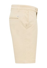 Shorts en coton beige au design droit, dotés de poches avant et arrière, et d'un petit détail d'étiquette près de la taille. Finition en tissu texturé.
