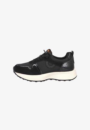 Zapatilla deportiva negra que presenta una combinación de materiales texturizados, un collar acolchado, una entresuela blanca en contraste y sutiles acentos.