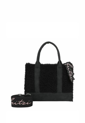 Zwarte tote bag met een fluffy textuur, van stofmateriaal, en gladde handvatten. Voorzien van een afneembare schouderriem met een logo in roze letters.