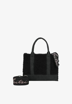 Zwarte tote bag met een fluffy textuur, van stofmateriaal, en gladde handvatten. Voorzien van een afneembare schouderriem met een logo in roze letters.