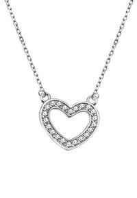 Silverhalsband med ett hjärtformigt hänge inramat av klara stenar, öppet i mitten, och en fin kedja. Hjärtformad, slät metallstruktur.