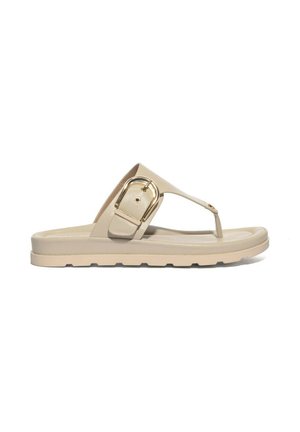 Sandalo infradito beige con suola spessa e ampia fascia con grande fibbia dorata, mostrato di profilo su sfondo bianco.