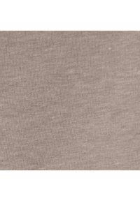 Gros plan sur la texture beige côtelée du tissu montrant de fines lignes verticales et une surface douce du matériau.