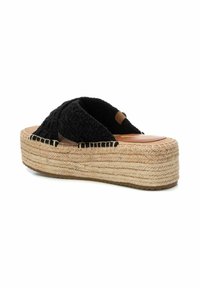 Sandalias de plataforma sin hebilla de textil negro con suela de yute trenzado. Presentan un upper texturizado, diseño de tiras cruzadas y una plantilla de cuero suave.