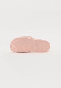 Rosa gummi sandal såle med et teksturert mønster. Har en liten hæl og glatte kanter med et subtilt logoavtrykk.