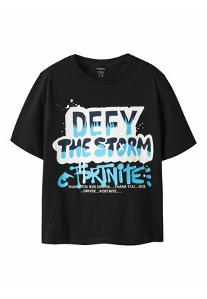Sort T-shirt med blå og hvid tekst, der lyder "DEFY THE STORM" og "FORTNITE," samt mindre tekst "THANK YOU BUS DRIVER" gentaget.