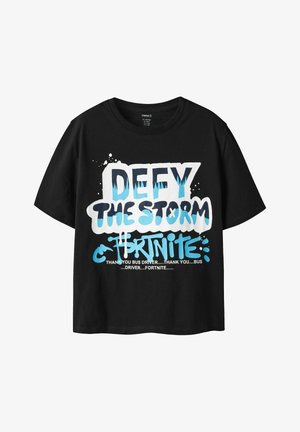 T-shirt noir avec un texte bleu et blanc indiquant "DEFY THE STORM" et "FORTNITE", ainsi qu'un texte plus petit "THANK YOU BUS DRIVER" répété.