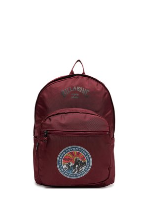 Mørkerød Billabong rygsæk med frontlynlåslomme og et rundt logo med motiv af bjerg, sol og flod.