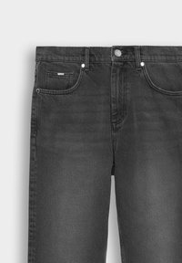 Sorte denim jeans med en klassisk fem-lomme design, der har en frontknaplukning og diskret falming på stoffet.