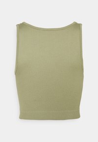 Ribbed crop top vaaleanvihreänä. Varustettu pyöreällä kaula-aukolla, hihattomalla muotoilulla ja istuvalla siluetilla, joka on sileä pinta.