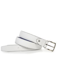 Cintura in pelle bianca con una texture liscia, fibbia metallica rettangolare e numerosi fori di regolazione per variare la misura.