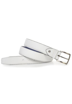 Cinturón de cuero blanco con textura suave, hebilla de metal rectangular y múltiples agujeros de ajuste para variación de tamaño.