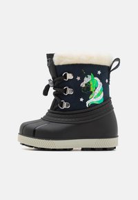 Botín de invierno negro impermeable con un collar de piel sintética blanca, que presenta un diseño de unicornio verde y plateado en la parte superior azul marino, y una suela texturizada.