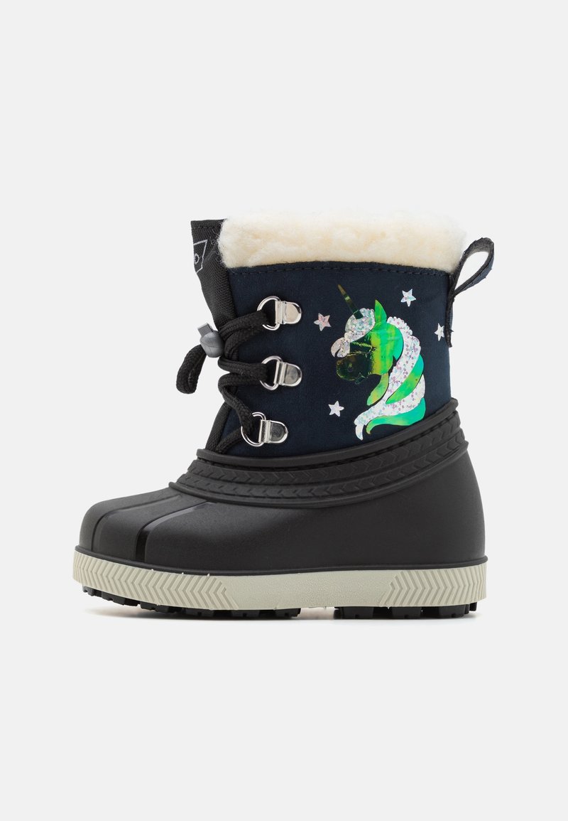 Botín de invierno negro impermeable con un collar de piel sintética blanca, que presenta un diseño de unicornio verde y plateado en la parte superior azul marino, y una suela texturizada.