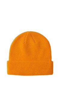 Gorro de punto naranja con un puño de acanalado doblado, que presenta una textura suave y una silueta estilizada y cónica.