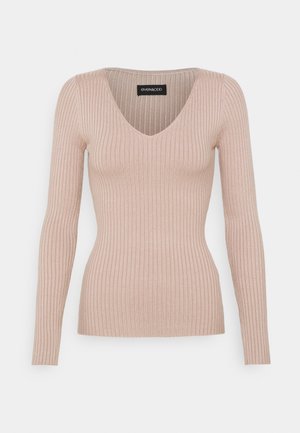 Pull en tricot côtelé rose clair à manches longues, col en V et silhouette ajustée.