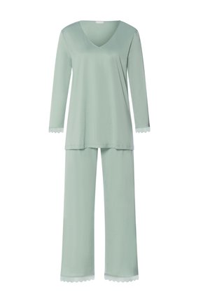 Hellgrünes Pyjama-Set mit einem V-Ausschnitt-Oberteil mit langen Ärmeln und gewelltem Saum, kombiniert mit passenden gerade geschnittenen Hosen. Weicher Stoff.