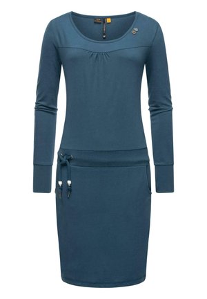 Blå langermet kjole med rund hals, rynke detaljer, justerbar snor i midjen og sidelommer. Laget av mykt bomullsmateriale.