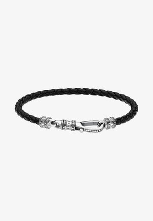 Schwarzes geflochtenes Lederarmband mit silbernem Beschlag und detaillierten Akzenten. Enthält einen Verschluss mit dekorativen Elementen und gravierten Mustern.