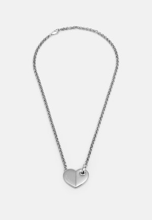 Collana con pendente a forma di cuore in argento con design diviso, caratterizzata da una finitura lucida, attaccata a una catena con chiusura a gancio.