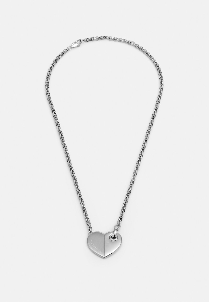 Hõbedane südamega ripats kaelakee, millel on jagatud disain, läikiv viimistlus, kinnitatud mingile kettile, millel on vähiklapi sulgur.