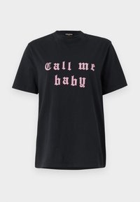 EDWIN CALL ME BABY - Apdrukāts T-krekls - black