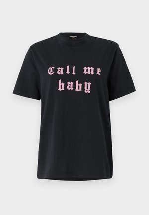 Čierne bavlnené tričko s krátkymi rukávmi, okrúhlym výstrihom a ružovým grafickým textom "Call me baby" v štýlovom písmene na prednej strane.