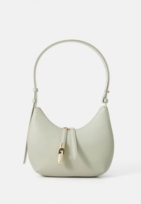 Mala de ombro em couro cinzento suave com topo curvo, correia única ajustável e fecho em forma de cadeado com puxador de zíper dourado no centro frontal.