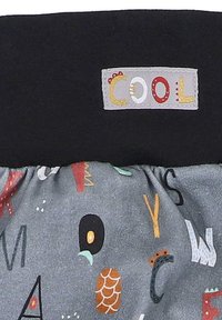 Kleurige katoenen shorts met een elastische tailleband. Bevat een zwart bovenstuk en een grijs onderstuk bedekt met letters en cartoonmotieven.