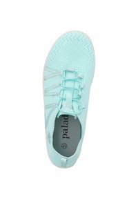 Sneaker a rete blu chiaro con superficie testurizzata, lacci elastici e una morbida suola bianca. L'interno presenta una soletta grigia con branding.