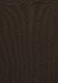 Material de tricot ribbed de culoare maro închis, cu un guler înalt, având o suprafață texturată și un model constant pe toată lungimea.