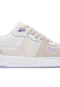 Sneaker mit einem Obermaterial aus weißem Leder, hellgrauen Wildlederelementen, lila Ösen und einer strukturierten weißen Sohle mit einem Lavendelkante.