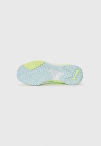 Semelle de chaussure de sport bleu clair avec un motif en zigzag. Présente un logo blanc et un accent vert lime vif près du talon. Texture lisse.
