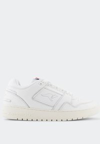 Sneaker bianche in pelle con profilo basso, caratterizzate da una superficie testurizzata, cuciture tonali e un logo di canguro sui lati. Suola in gomma crema.
