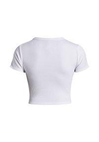 Vit, kortärmad, ribbad kort topp sedd bakifrån mot en enkel vit bakgrund.