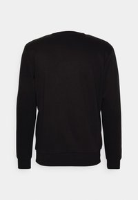 Sweat-shirt noir uni à manches longues et col rond vu de dos sur un fond gris clair.