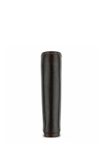 Oggetto cilindrico in pelle marrone con superficie texture, forma leggermente conica e dettagli cuciti sulla parte superiore.