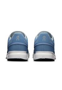Baskets de sport bleues avec une tige en mesh respirant, une semelle rembourrée et une semelle extérieure en caoutchouc blanc. Design de talon arrondi et détail du logo à l'arrière.