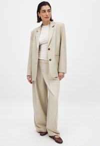 NA-KD Lühike jakk - beige
